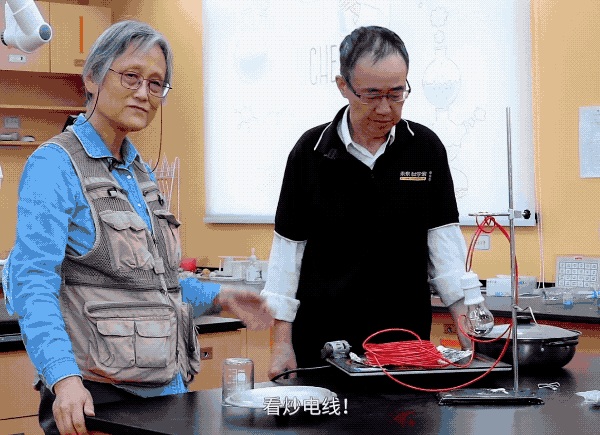 72岁奶奶在抖音教物理火了，百万粉丝追更