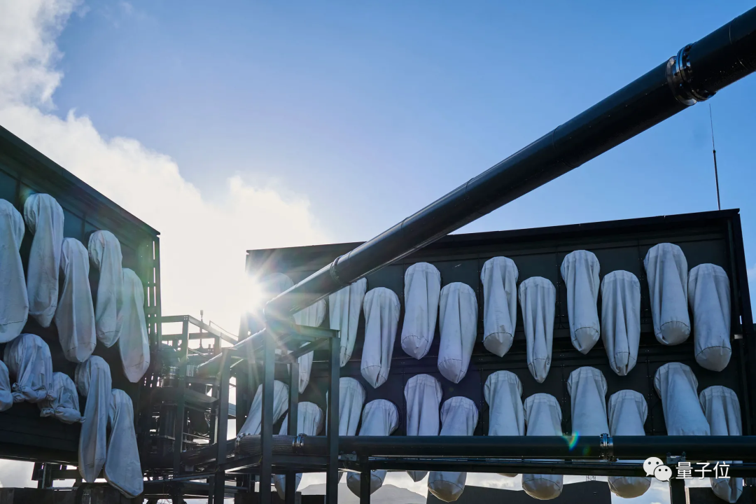 华为员工泄密被判刑，马斯克遭推特股民起诉 | 今日更多大新闻在此