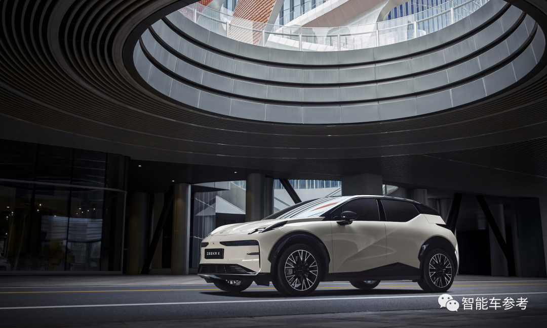 李书福抢跑马斯克发小钢炮！20万封顶，零百3.7秒，冰箱彩电大沙发全系标配