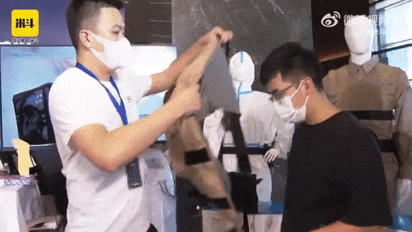 广东某企业推出穿戴式空调，尊享版12888，网友：索尼只要289刀