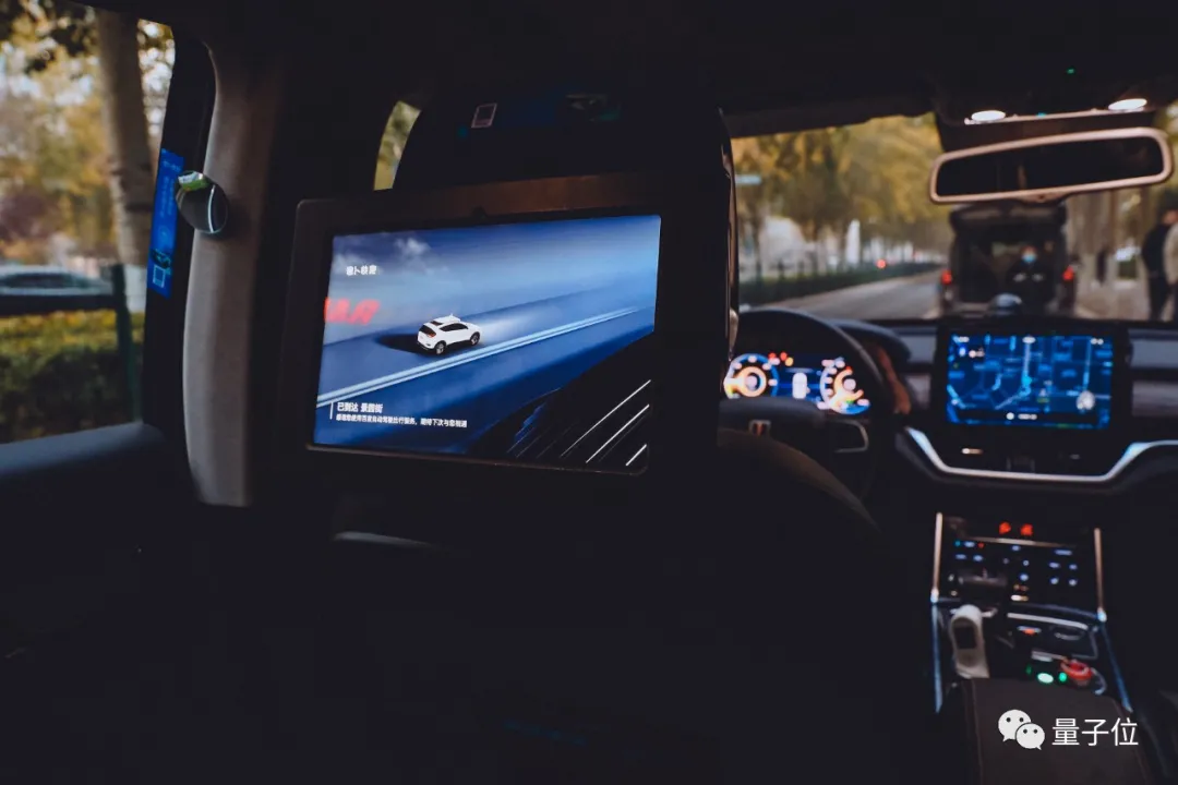 浓眉大眼的百度RoboTaxi要开始收费了