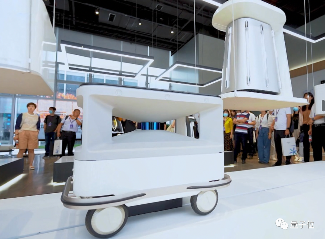 机器人组团到城市打工，第一站果然是赛博朋克城