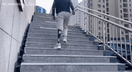 DIY自平衡车意外失去左腿后，小哥爆改假肢玩出花变身野生钢铁侠