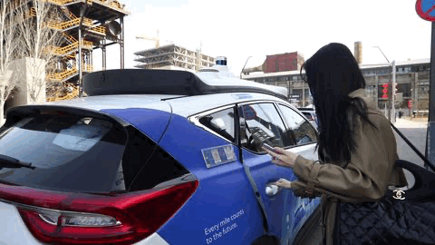 百度不「装」了：扔掉方向盘、拿掉安全员，明年在京全无人载客