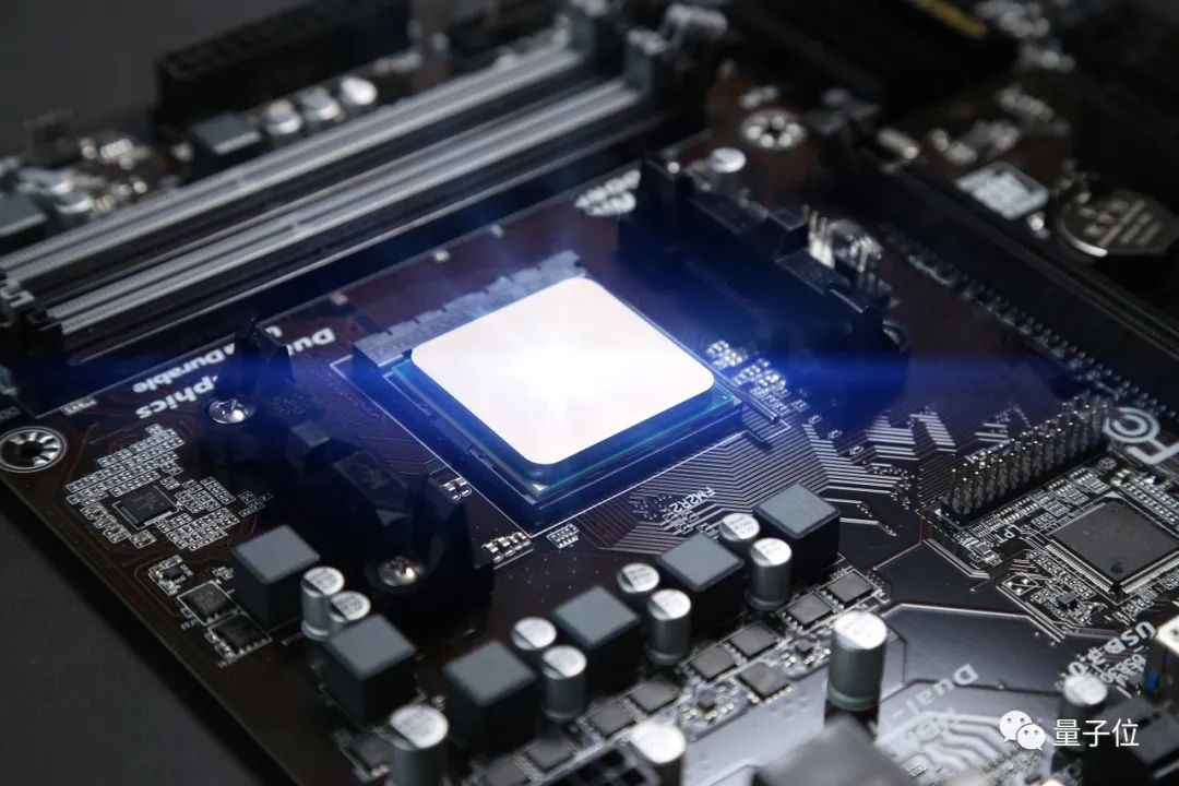 美国断供芯片，俄罗斯决定从头开造光刻机