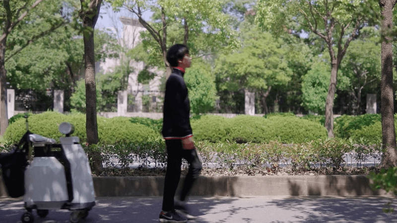 高中Up主200天肝出偷懒机器人！可拎包，全场景跟随，播放破百万