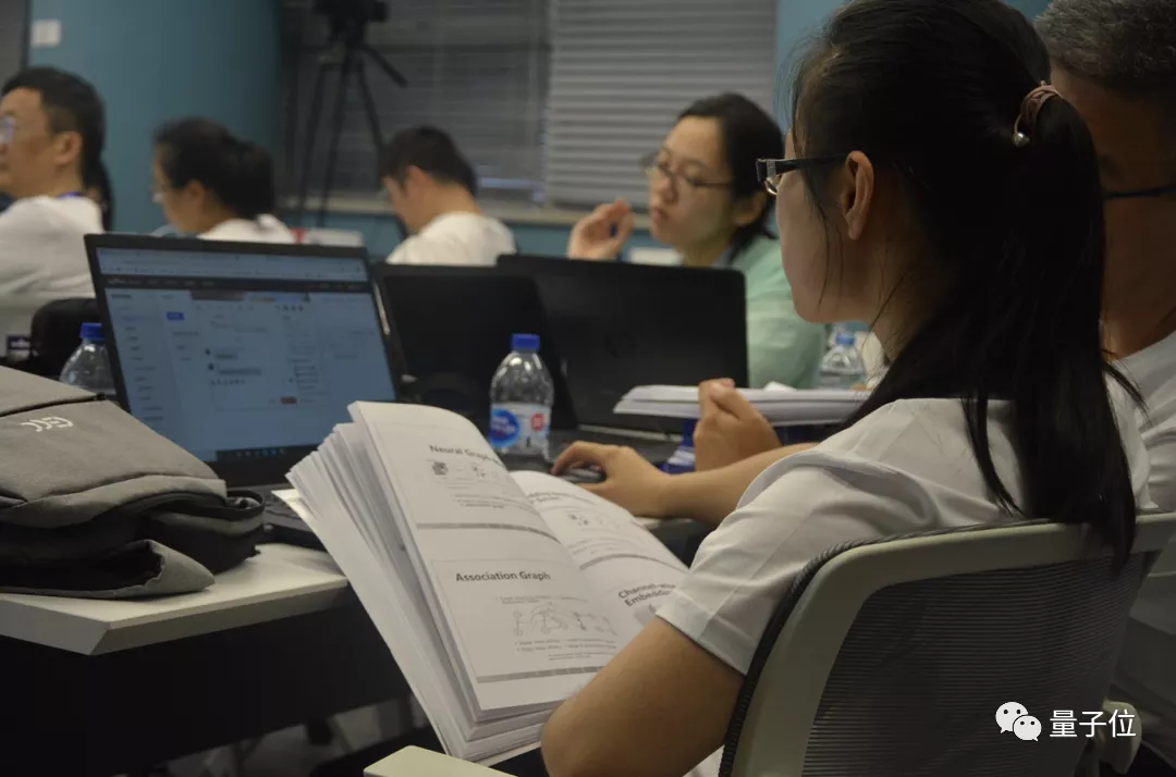 高校老师暑假狂补AI课背后：AI人才培养竞赛开跑