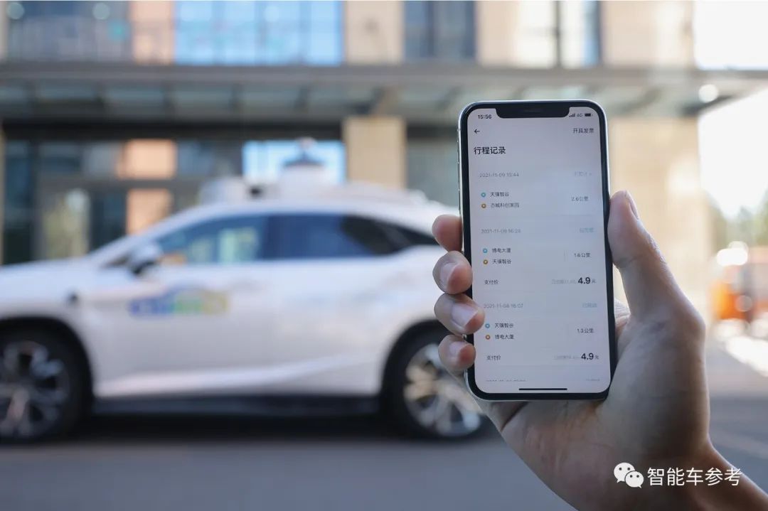 百度不「装」了：扔掉方向盘、拿掉安全员，明年在京全无人载客
