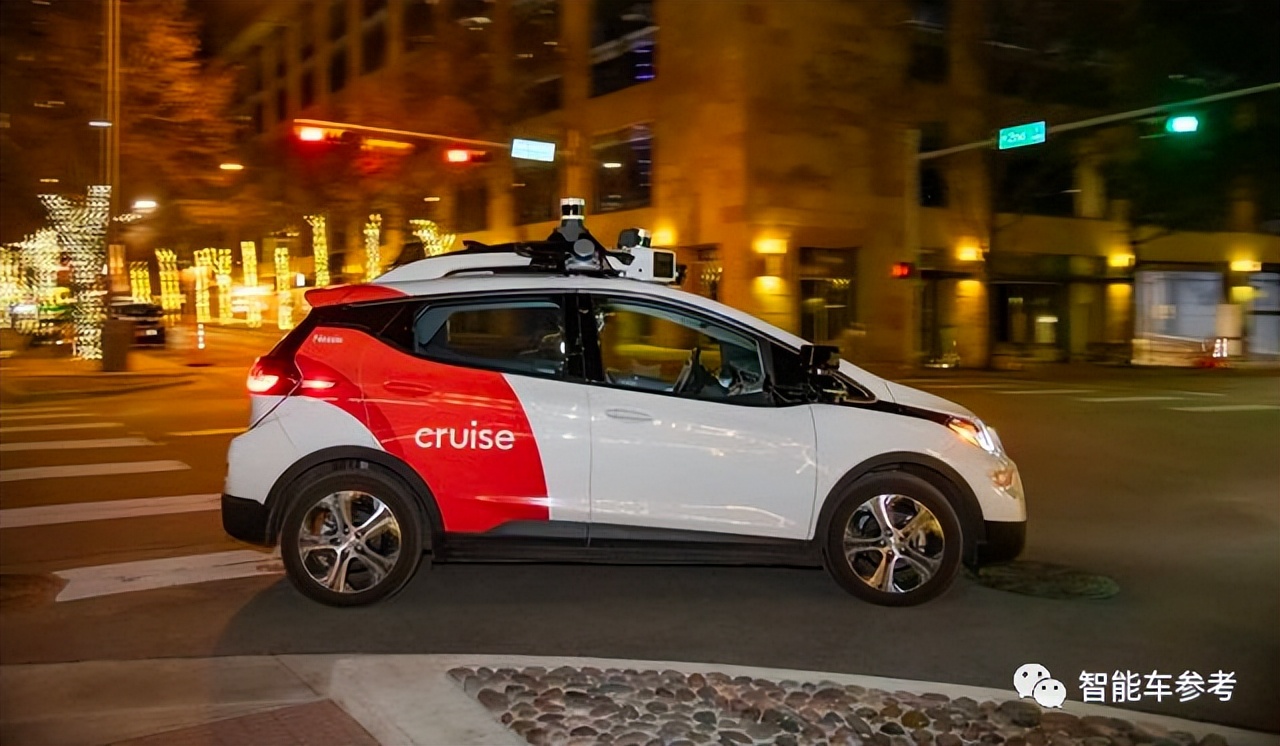 无人Robotaxi和交警杠上了！双方僵持不下，乘客急得跳脚