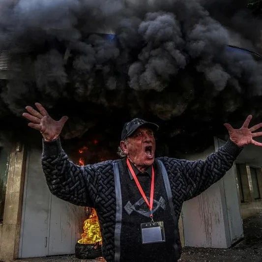 汇率暴力贬值、通胀失控！该国银行无限期罢工，多家银行遭打砸纵火